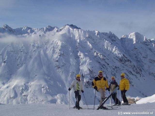 Skiën tussen de besneeuwde bergtoppen